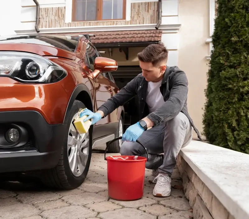 Lavage auto à domicile Moliets-et-Maa : professionnel intervenant sur un véhicule
